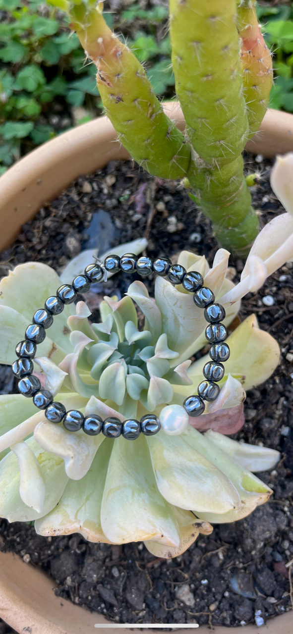 bracelet en pierres naturelles d'hématite noire et d'une perle d'eau douce