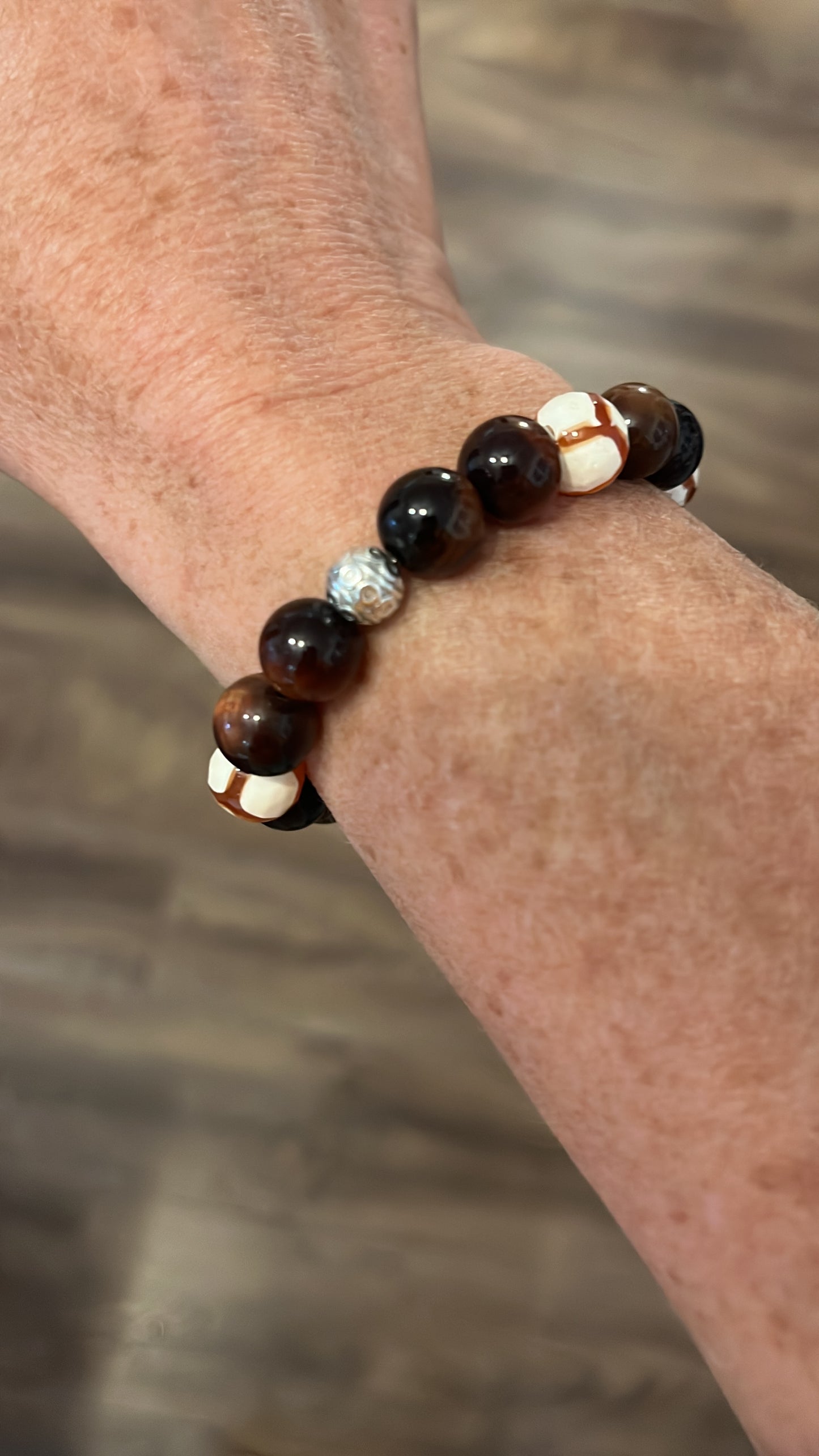 bracelet en pierres naturelles d'oeil du taureau et de l'agate du tibet