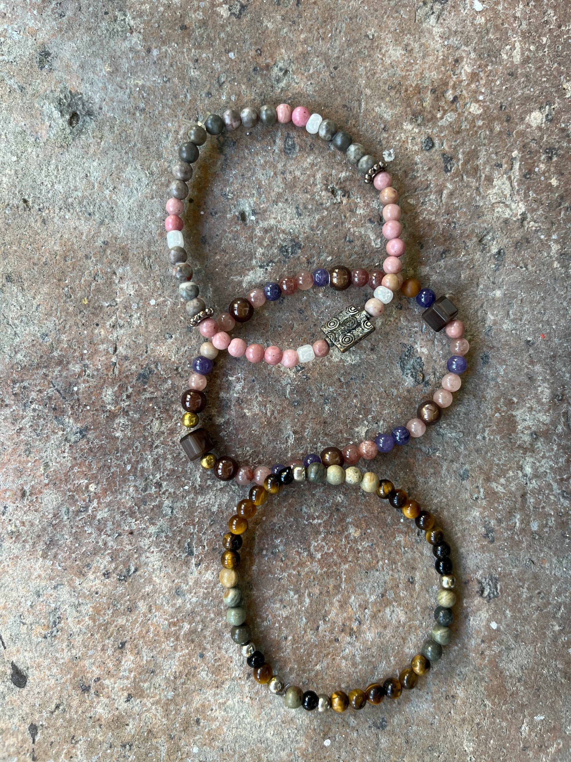 trois bracelets de petites pierres naturelles couleurs mélangées