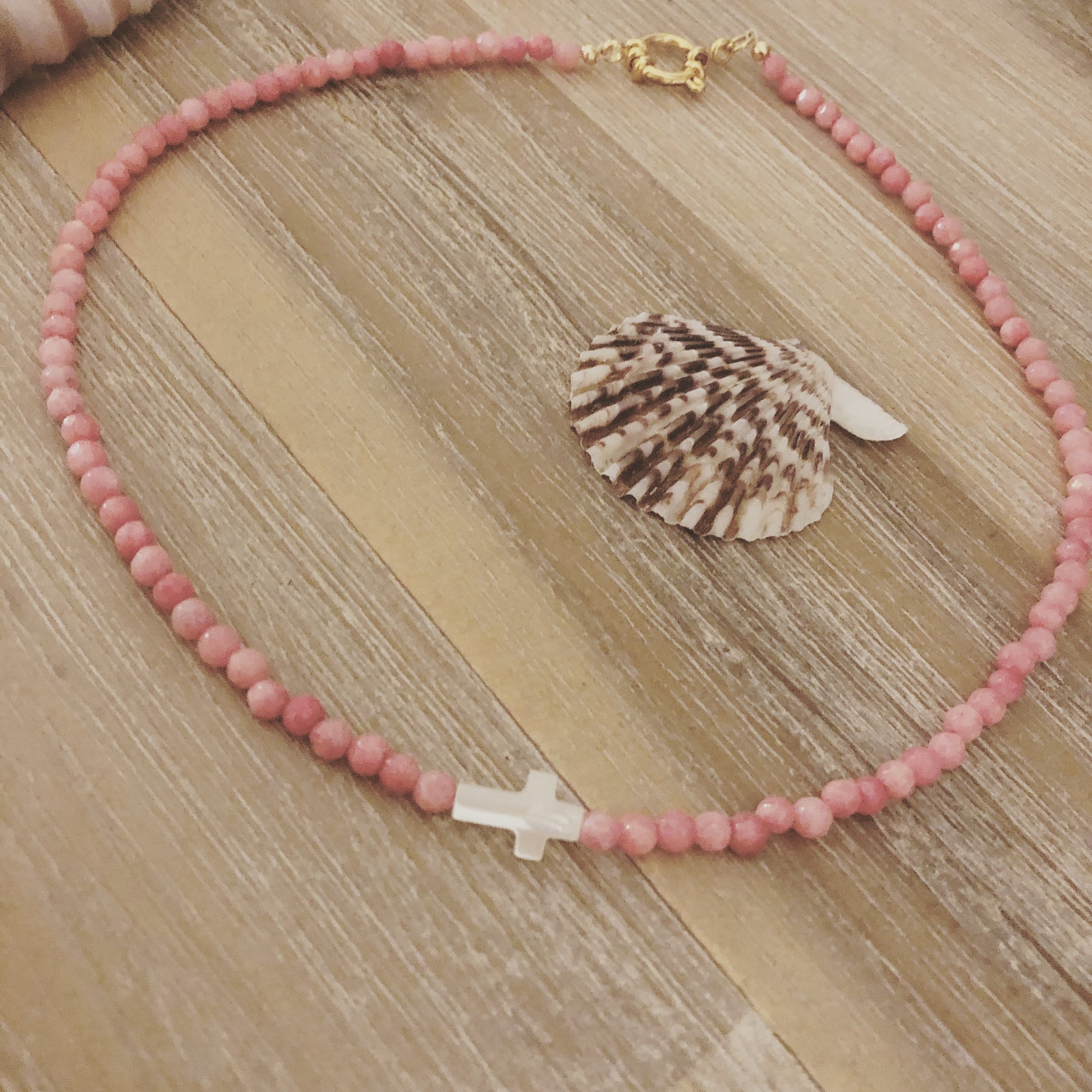 collier ras de cou en perles de bambou de mer rose et croix en nacre