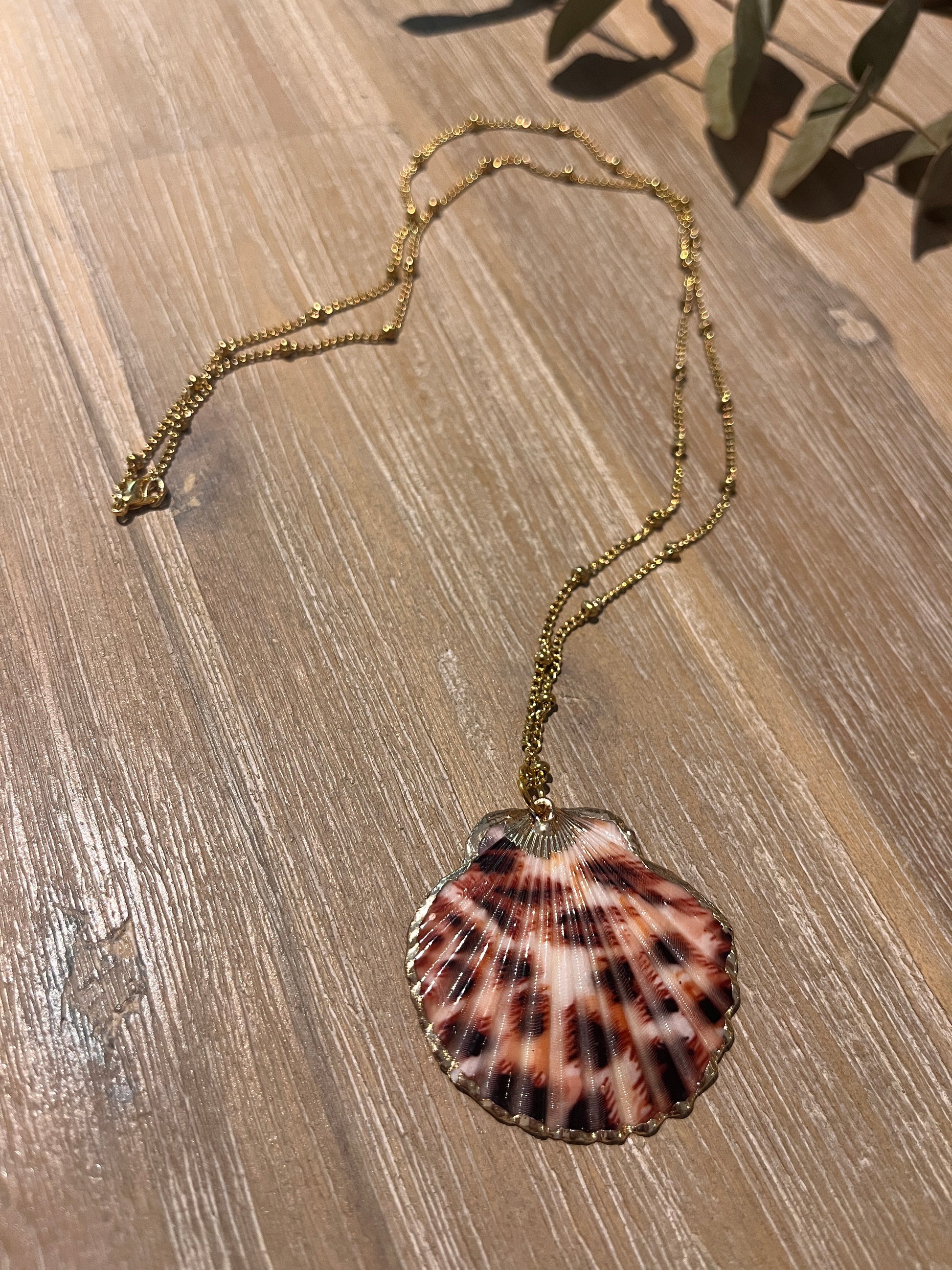 sautoir chaine boule dorée et son pendentif coquillage