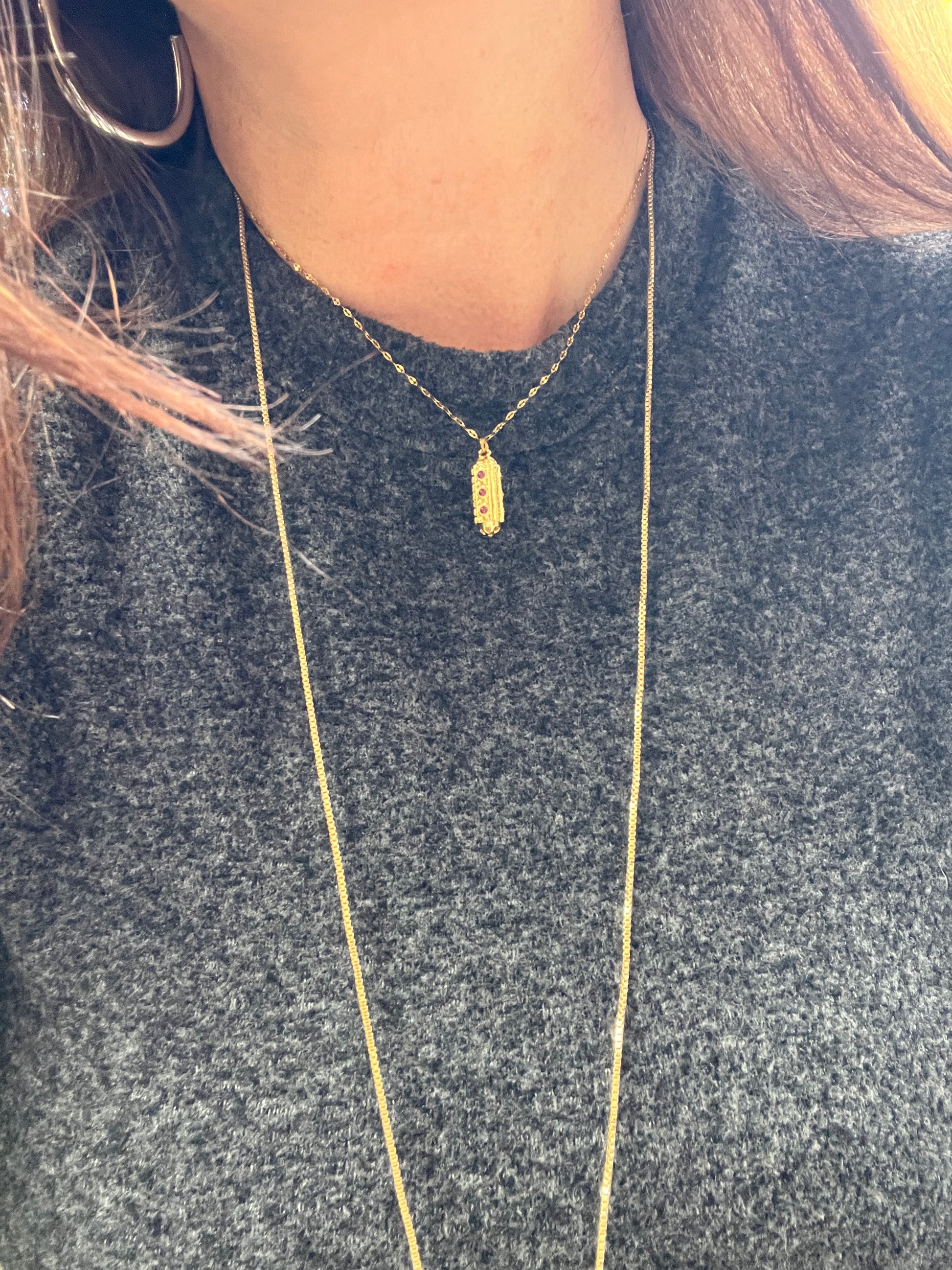 collier doré avec son pendentif fait main en Grèce doré et petits strass rouge