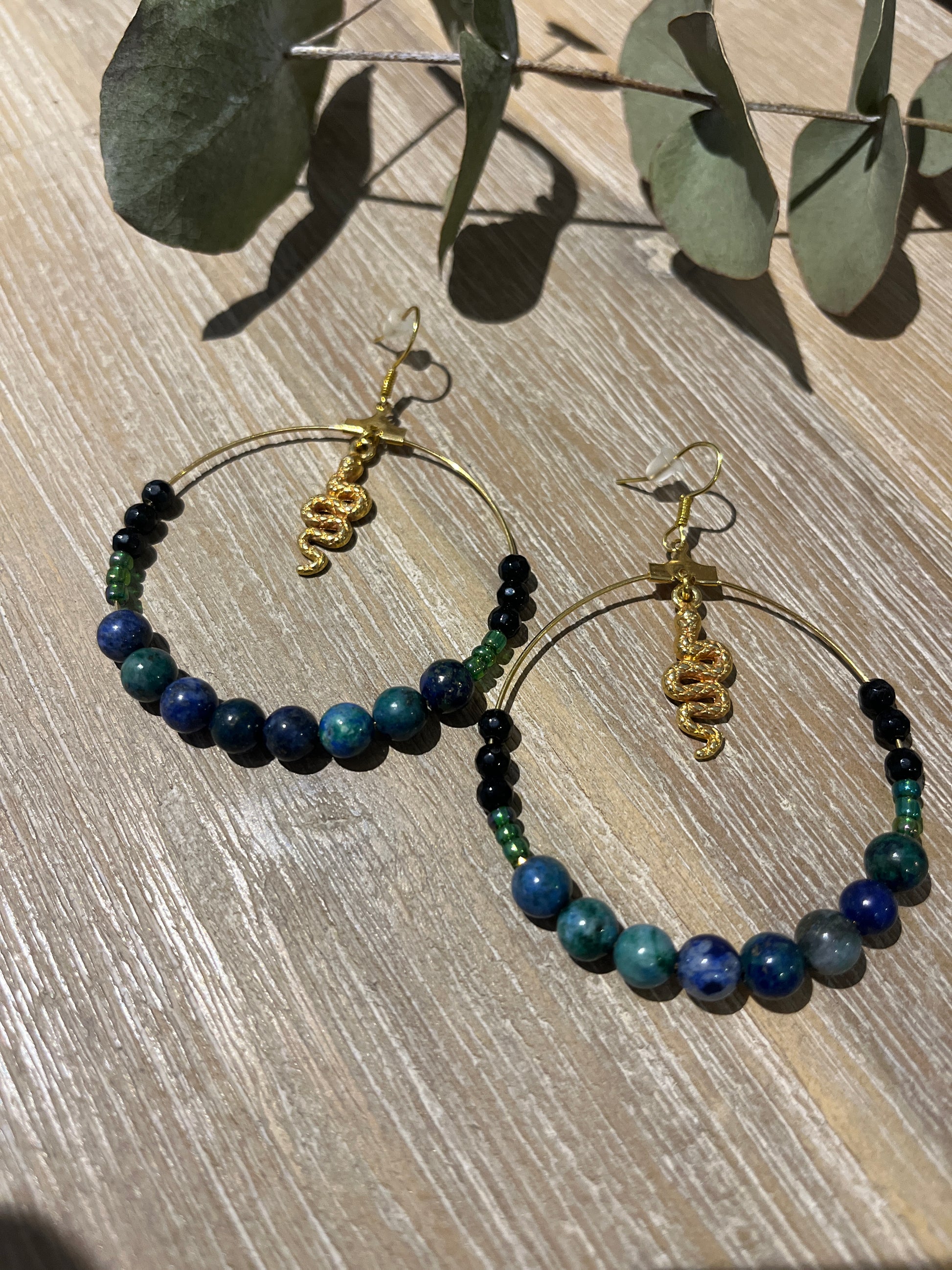 créoles doré pierres azurite et pendentif serpent