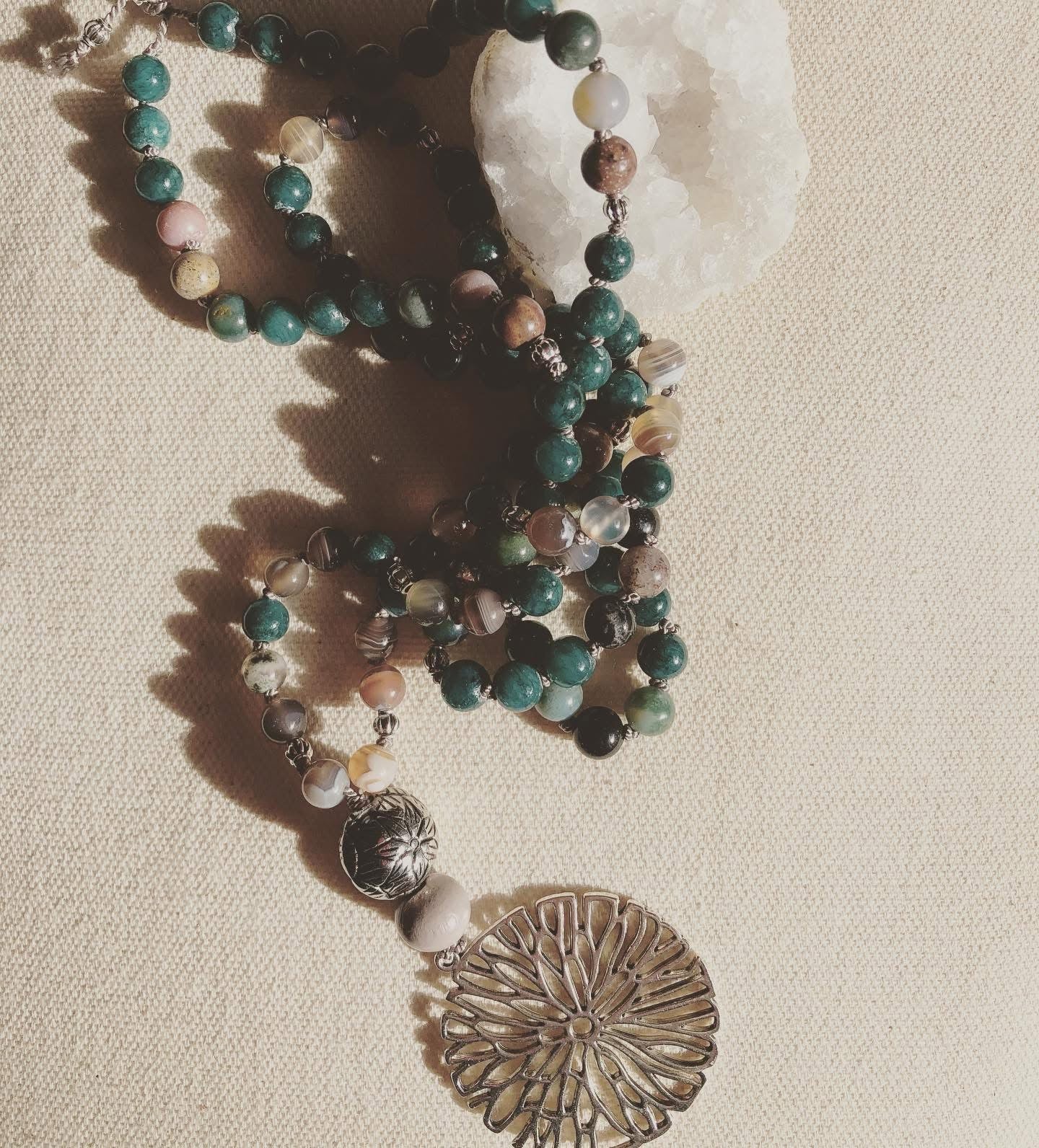 Mala Tibétain Fait Main en Jade et Agate – Libérez Votre Conscience.