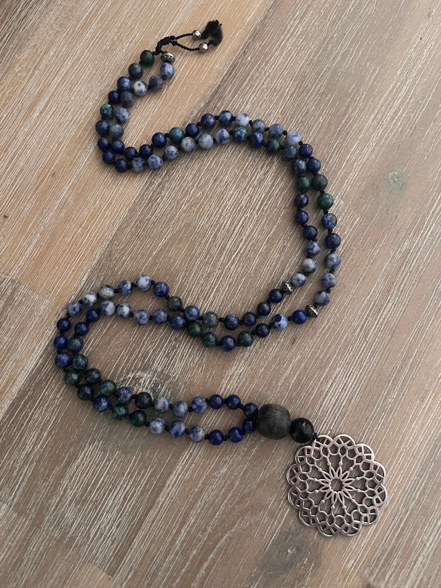 mala en pierres naturelles de Lapis Lazuli, Azurite et Sodalite