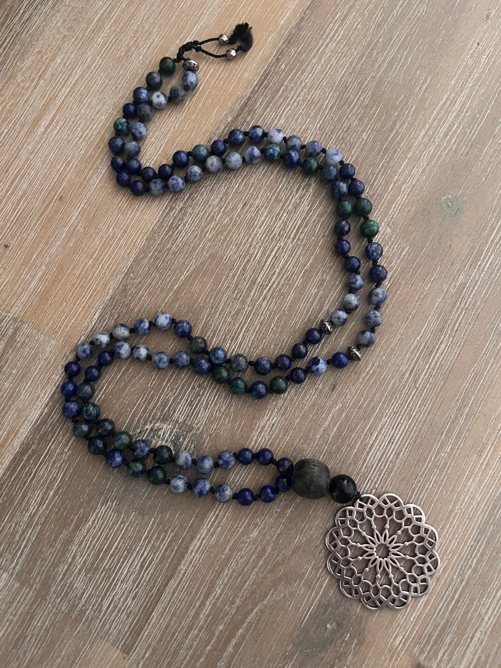 mala en pierres naturelles de Lapis Lazuli, Azurite et Sodalite